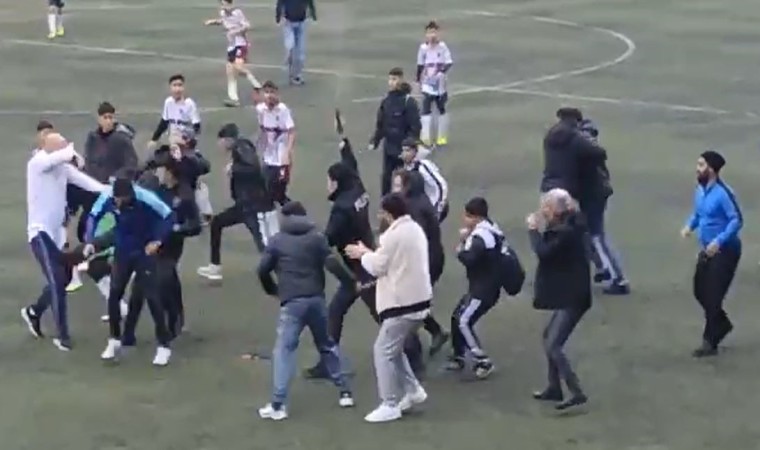 Avcılarda futbol maçında taraflar bir birine girdi, polis havaya ateş açarak ayırdı