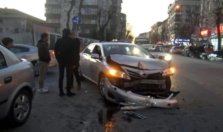 Avcılar’da ters yönden gelen otomobil minibüse çarptı: 3 yaralı