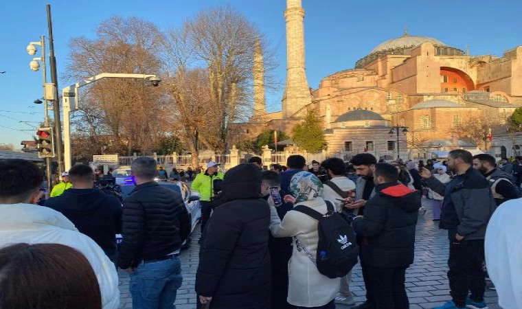 Ayasofya’daki lüks polis araçları yoğun ilgi çekti