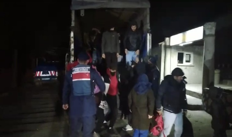 Ayvacıkta minibüs ile kamyonet kasasından 63 kaçak göçmen çıktı, 2 organizatör yakalandı