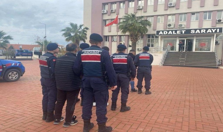 Ayvalıkta jandarma 6 organizatör 21 düzensiz göçmen ele geçirdi