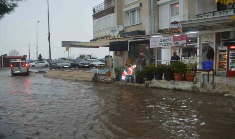 Ayvalık’ta kuvvetli sağanak yağış etkili oldu