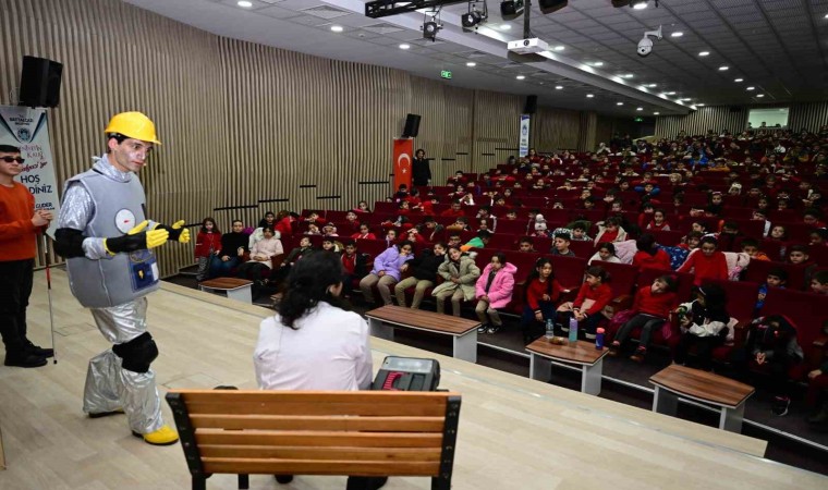 Bağcılar Belediyesinden depremzede çocuklara ücretsiz tiyatro oyunu