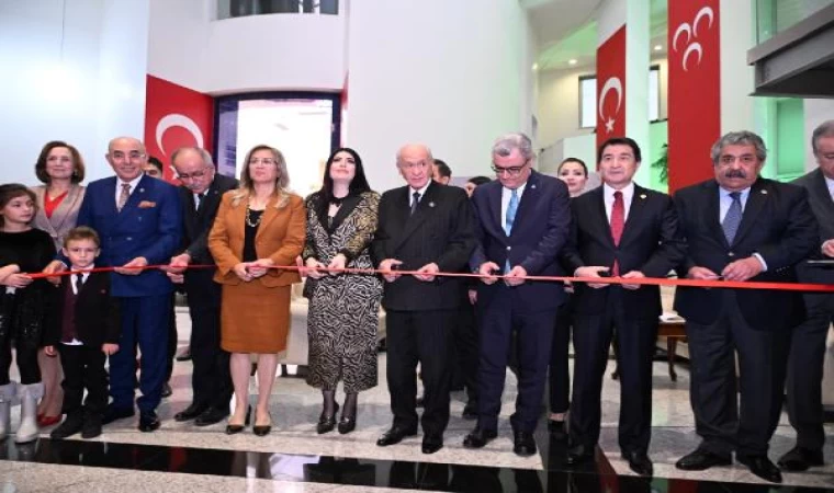 Bahçeli, kara kalem resim sergisine katıldı