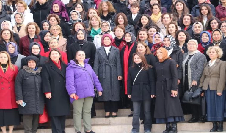 Bakan Göktaş, kadınlarla Anıtkabir’i ziyaret etti