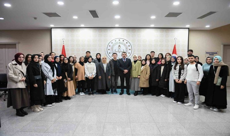 Bakan Tekin, BUÜlü öğrencileri ağırladı