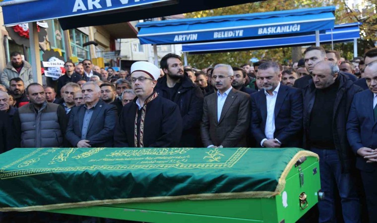 Bakan Uraloğlu, hayatını kaybeden AK Parti Artvin Gençlik Kolları Başkanının cenazesine katıldı