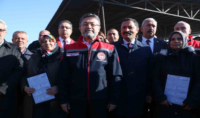 Bakan Yumaklı, depremde hayvanlarını kaybeden üreticilere büyükbaş hayvan dağıtımına katıldı