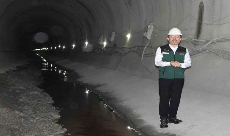 Bakan Yumaklı, yıllık 240 milyon metreküplük suyu Reyhanlı Barajına aktaracak Karasu regülatörü ve derivasyon kanalı inşaatında incelemelerde bulundu