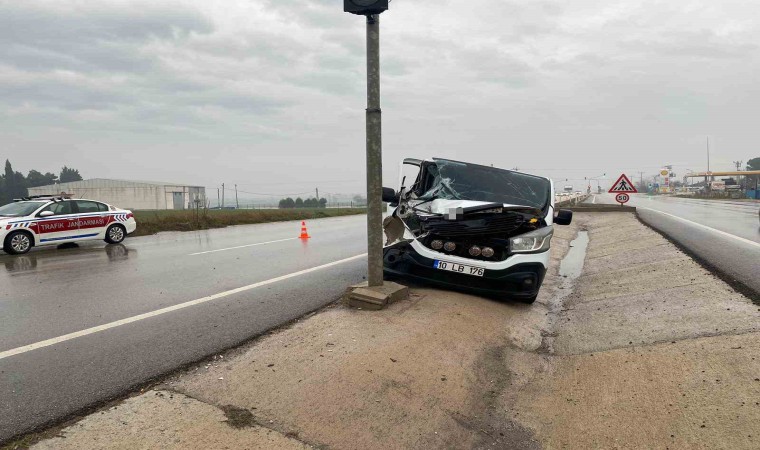 Balıkesirde kamyonet ile tır çarpıştı: 1 yaralı