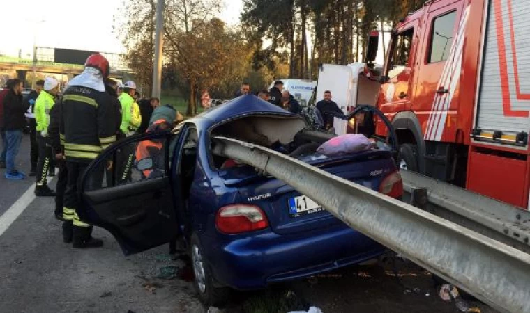 Bariyerlere saplanan otomobildeki anne ve oğlu öldü, baba yaralı