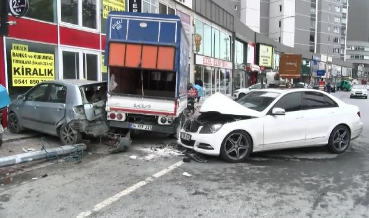 Başakşehir’de otomobil park halindeki araçlara çarptı