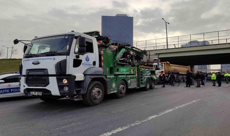 Basın Ekspres Yolunda zincirleme kaza: Hafriyatlar yola saçıldı