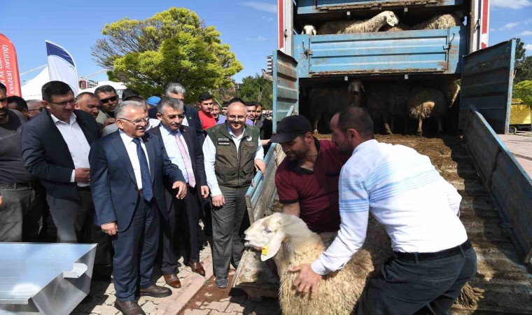 Başkan Büyükkılıç: 9 bin 850 hayvan işletmesinin su faturalarının yarısını büyükşehir ödedi