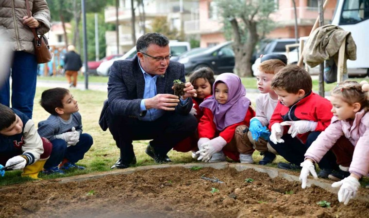 Başkan Öküzcüoğlu öğrencilerle birlikte çiçek dikti