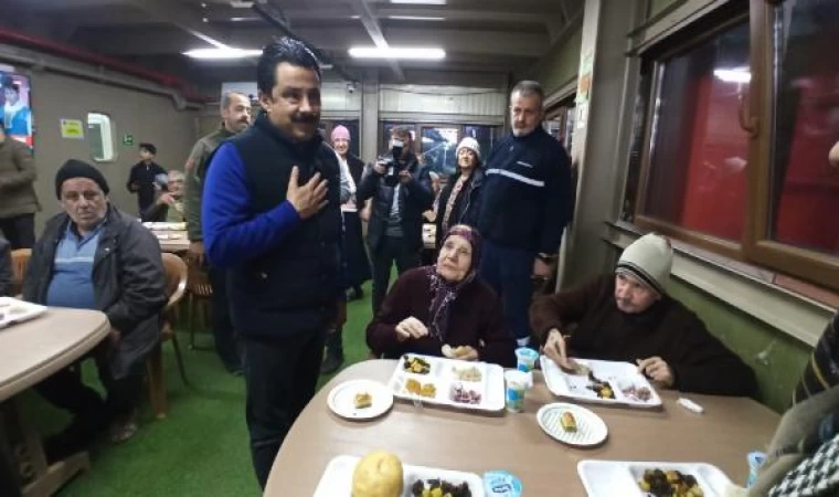 Başkan Tosyalı, İskenderun’da gemideki depremzedelerin yeni yılını kutladı