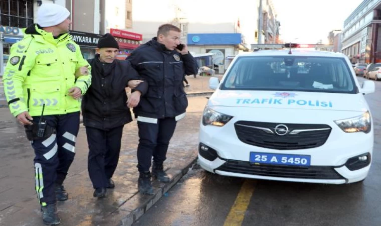 Bastonu kırılan görme engelliyi gideceği yere polis götürdü