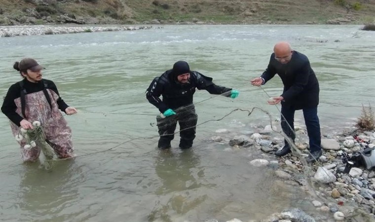 Batmanda çöpçü balığının korunması için çaylarda hayalet ağ temizliği yapıldı