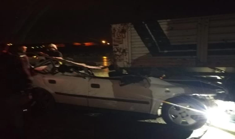 Batman’da TIR’a çarpan otomobildeki 2 kişi ağır yaralandı