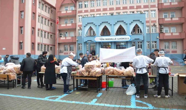 Batmanda Üstümüze Vazife Projesine katkı sunan hayırsever bin 500 öğrenciye çorba dağıttı