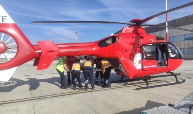 Baygınlık geçiren vatandaş helikopter ambulansla Vana sevk edildi