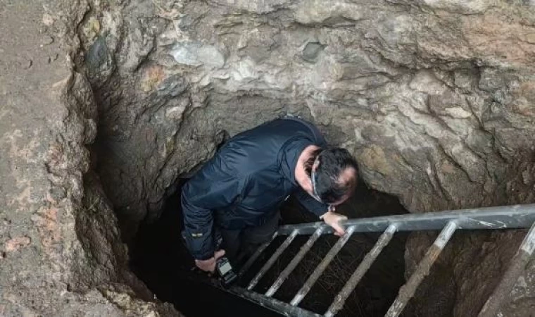 Bayrak dikmek için çukur açılırken tarihe rastlandı; su sarnıcı, dehliz ve 30 metrelik yapı bulundu