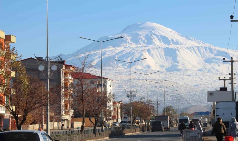 Beyaz gelinliğini giyen Ağrı Dağından kartpostallık görüntü