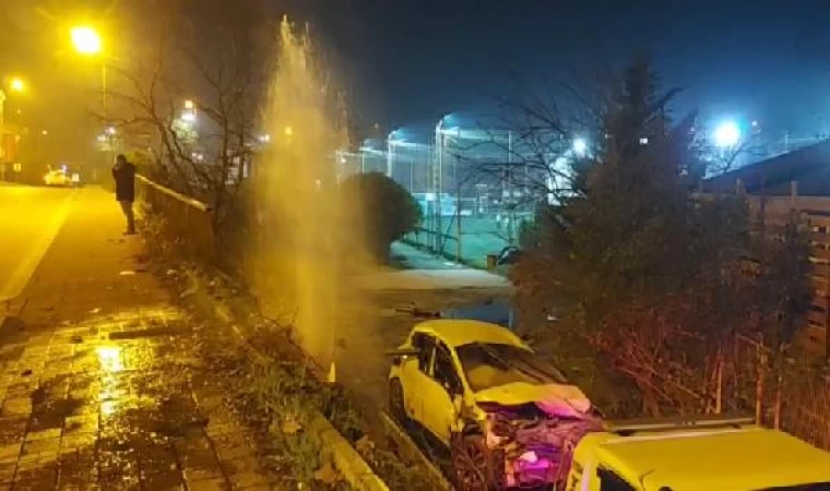 Beykoz’da bariyerlere saplanan otomobil, itfaiyenin su takviye musluğunu kırıp alt yola düştü: 1 yaralı