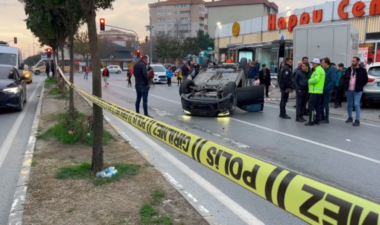 Beylikdüzünde polisten kaçmaya çalışan araç takla atarak ters döndü