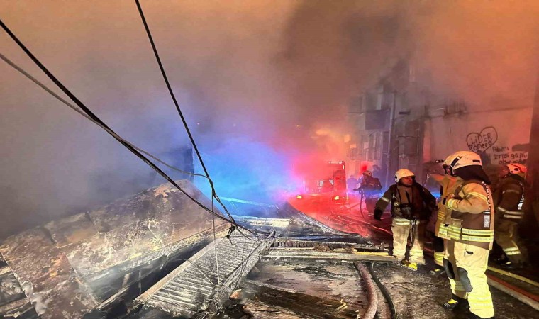 Beyoğlunda 3 katlı ahşap bina alevlere teslim oldu