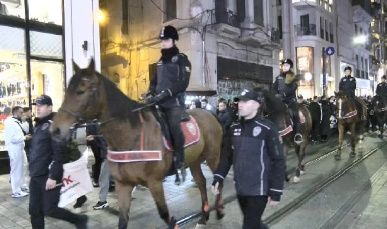 Beyoğlu’nda atlı polislerle yılbaşı denetimi