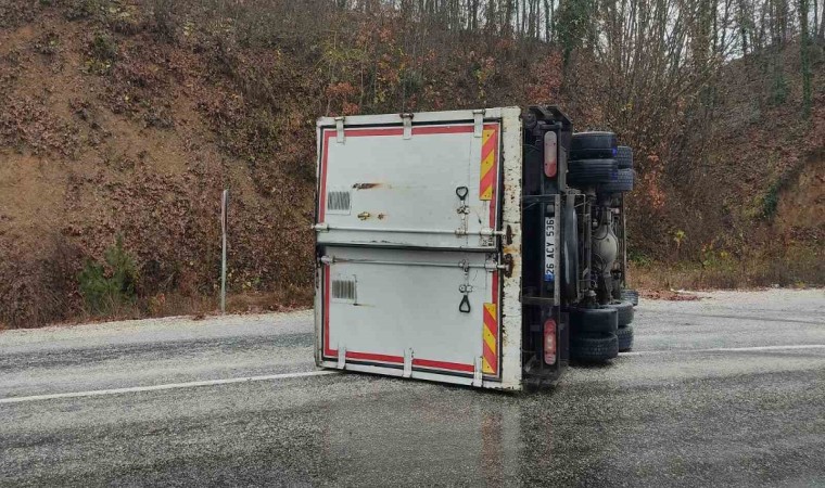 Bilecikte devrilen tırda bulunan 2 kişi yaralandı