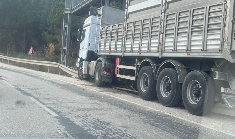 Bilecikte kontrolden çıkan tır az kalsın üst geçidi yıkıyordu