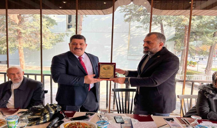 Birlik Başkanı Akına tarıma kazandırdığı projeler için plaket verili