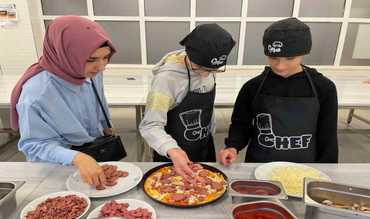 Birlikte pizza yaparak engelsiz bir yaşama dikkat çektiler