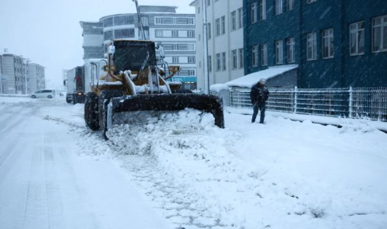 Bitlis’te kar yağışı; 20 köy yolu ulaşıma kapandı