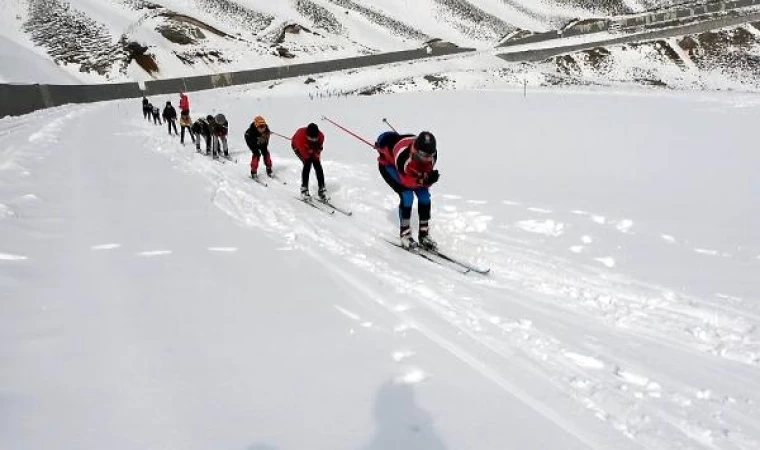 Bitlis’te kayakçılar, 2 bin 150 rakımlı Nemrut Dağı’nda yarışmalara hazırlanıyor