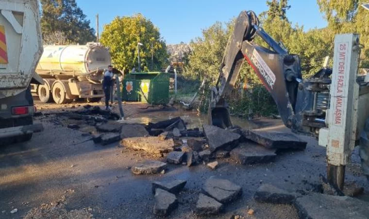 Bodrum’da ana su isale hattı patladı, yol trafiğe kapandı