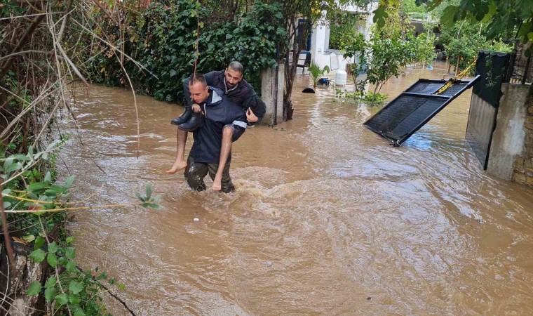 Bodrumda dere taştı, 4 kişi mahsur kaldı