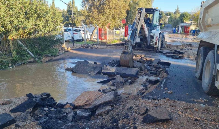 Bodrumda içme suyu isale hattı patladı, işletmeleri su bastı