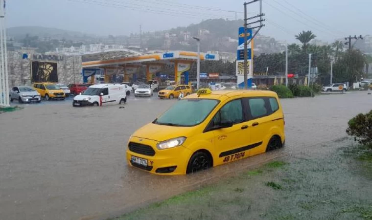 Bodrum’da sağanakta cadde ve sokaklar göle döndü