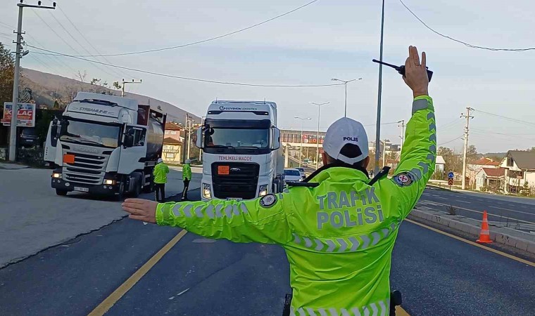 Bolu Dağında kış lastiği olmayan araçların geçişine izin verilmiyor