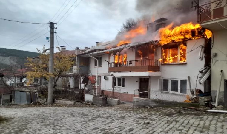 Bolu’da 2 katlı bina yandı