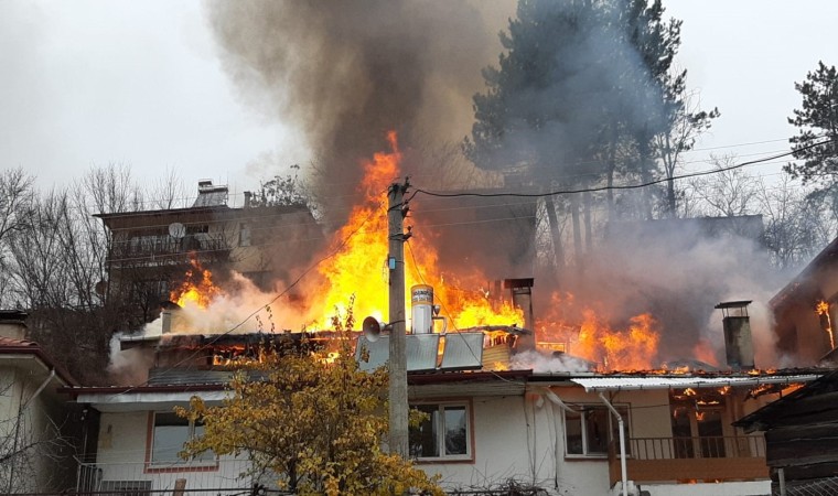 Boluda 4 ev alevlere teslim oldu