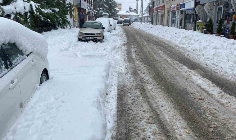 Boluda kar kalınlığı 30 santimetreye ulaştı