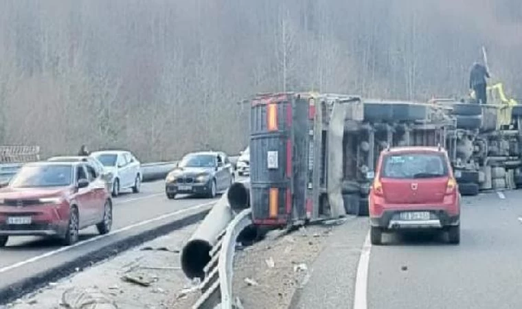 Boru yüklü TIR devrildi, araçta sıkışan sürücü yaralandı