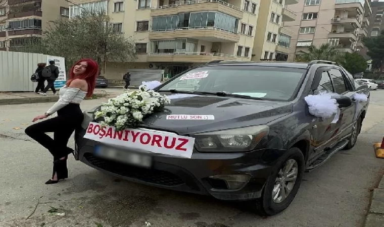 Boşanma davasına, ’Osman cehenneme kadar yolun var, boşanıyoruz’ yazılı aracıyla gitti