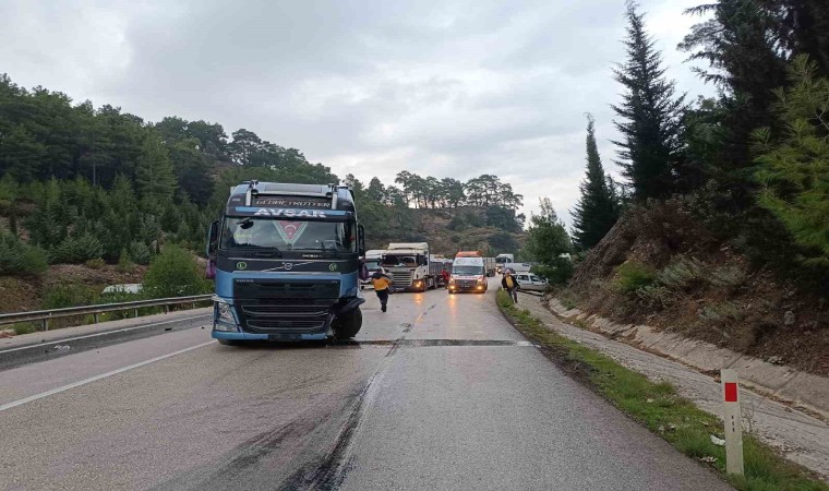 Burdurda 2 otomobil ve tır çarpıştı: 1 yaralı