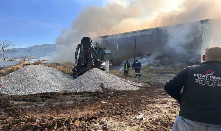 Burdurda elektrik kaçağından çıkan yangında 15 ton saman balyası kül oldu