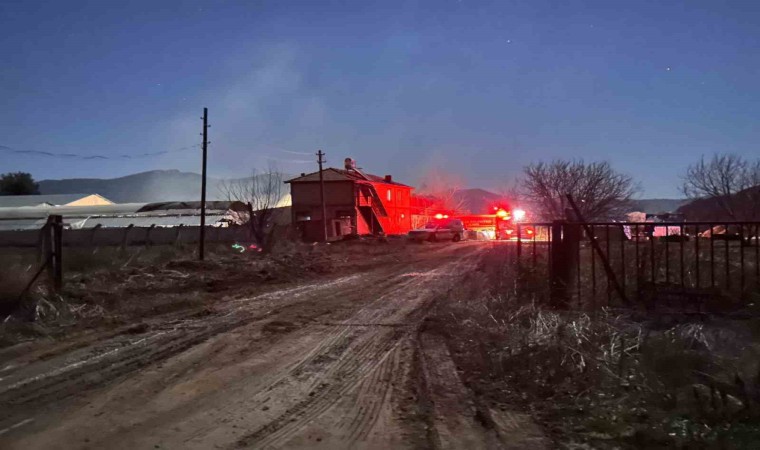 Burdurda gündüz saatlerinde çıkıp kontrol altına alınan yangın tekrar nüksetti